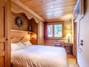 6 bedrooms, free WiFi, bed sheets, wheelchair access