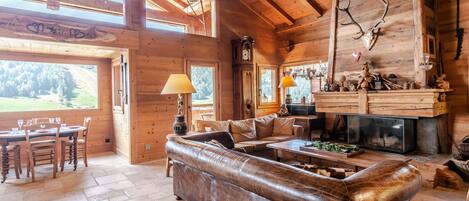 Tv, eldstad och kontor