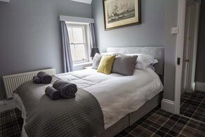 5 bedrooms, iron/ironing board, WiFi, bed sheets