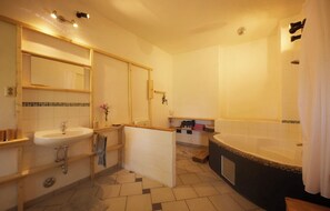 Haartrockner, Handtücher, Seife, Toilettenpapier