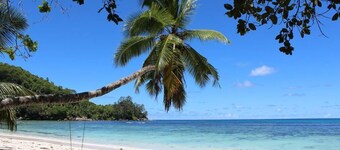 Ocean view apartment in south Mahe, just in front of Baie Lazare beach.