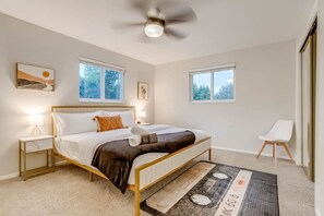 4 bedrooms, desk, iron/ironing board, WiFi
