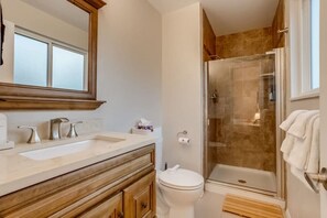 Baignoire, sèche-cheveux, serviettes fournies