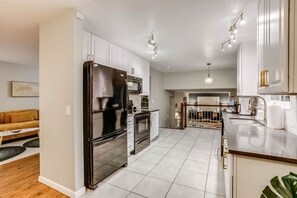 冷蔵庫、電子レンジ、オーブン、コンロ