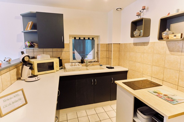 KylskÄp, mikrovÄgsugn, spishÀll och kaffe- och tebryggare