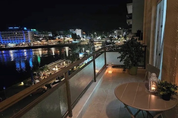 Night view of Chalkidas old bridge .