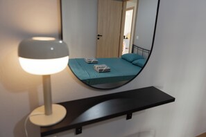 2 bedrooms, iron/ironing board, travel cot, free WiFi - Debbies apartment over the water! (Chalkida)