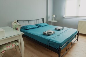 2 bedrooms, iron/ironing board, travel crib, free WiFi - Debbies apartment over the water! (Chalkida)