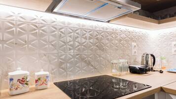 Fridge, stovetop, coffee/tea maker, electric kettle