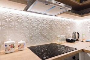 Fridge, stovetop, coffee/tea maker, electric kettle - Debbies apartment over the water! (Chalkida)