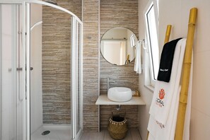 Superior Room | Bilik Mandi | Hulu semburan mandi hujan, pengering rambut, tuala disediakan, sabun 