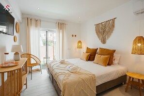 Habitación, patio | Minibar y caja de seguridad en la habitación