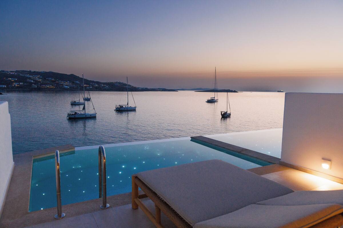 Iconic Pool Suite | 1 غرفة نوم وميني بار وخزنة داخل الغرفة ومكتب