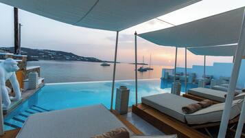 Außenpool (je nach Saison geöffnet), Sonnenschirme, Liegestühle