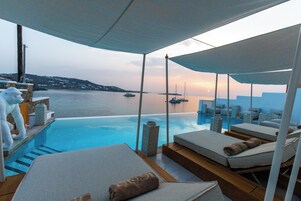 Piscina externa sazonal, funciona das 8h às 20h, guarda-sóis