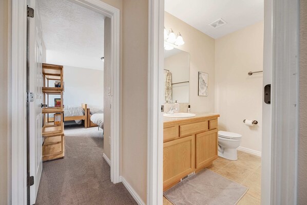 Une chambre à coucher avec un lit en bois, une table de chevet et une commode.