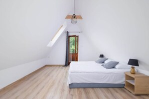 2 bedrooms, iron/ironing board, WiFi, bed sheets