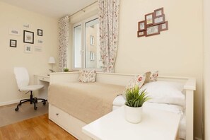 2 bedrooms, desk, iron/ironing board, WiFi