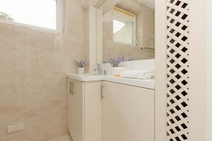 Dusj, hårføner og håndklær