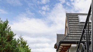 A cobblestone path leading to a building with a staircase and a metal railing. - Cozy Apartment | With Mountain View and Balcony (Koscielisko)
