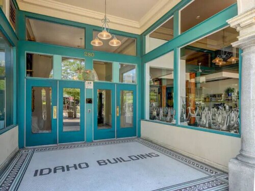 Downtown Digs penthouse with free parking!