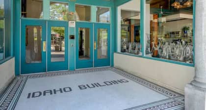 Downtown Digs penthouse with free parking!