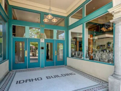 Downtown Digs penthouse with free parking!