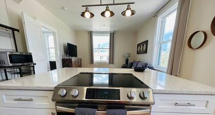 2 bed luxury Downtown Apt with free parking!