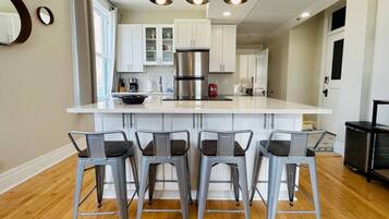 Jääkaappi, mikroaaltouuni, uuni, liesi