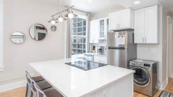 Jääkaappi, mikroaaltouuni, uuni, liesi