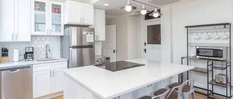 Réfrigérateur, micro-ondes, four, plaque de cuisson