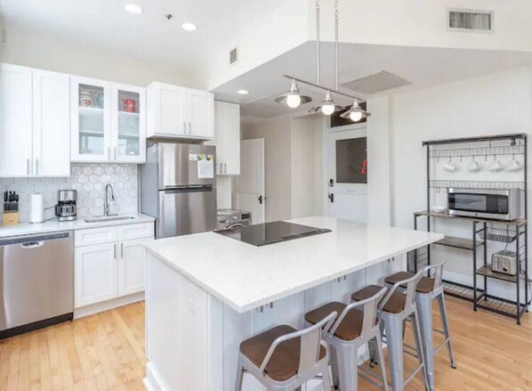 KĂŒhlschrank, Mikrowelle, Ofen, Herdplatte