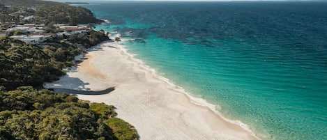 Una spiaggia nelle vicinanze