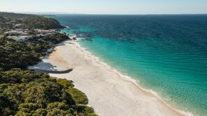 Beach nearby - Absolute Blue by Experience Jervis Bay (Hyams Beach)