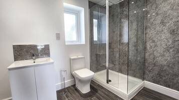 Luxury Studio | Bathroom | Shower, towels
