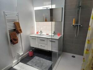 Douche, sĂšche-cheveux, serviettes fournies, savon