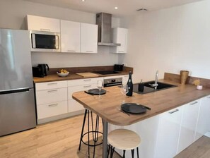 Een koelkast, een microgolfoven, een oven, een kookplaat