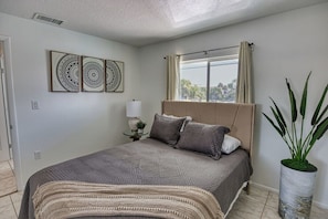 2 habitaciones, tabla de planchar con plancha, wifi y ropa de cama