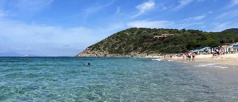 Chaises longues, serviettes de plage