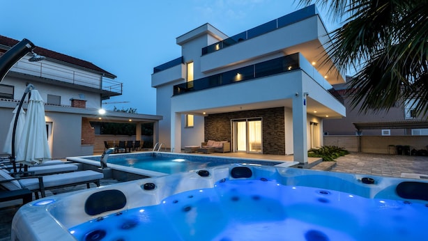 A modern two-story house with a swimming pool and two hot tubs. - Stunning home in Sukosan with WiFi (Sukosan)