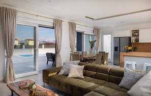 Fernseher, Kamin, Stereoanlage