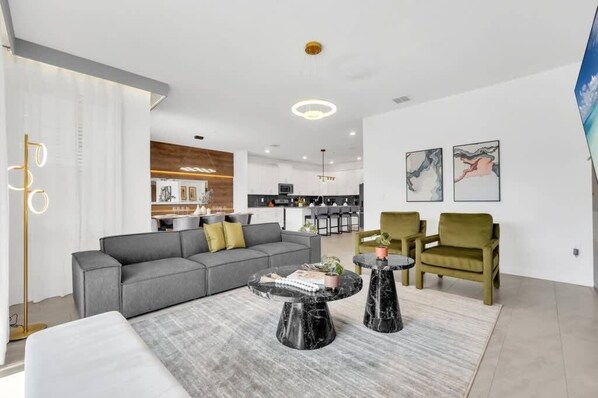 Televisión y oficina 