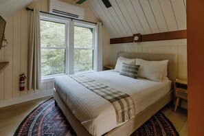 1 bedroom, desk, WiFi, bed sheets - Smoky Cottage A-Frame at Creekside Hideaway (Gatlinburg)
