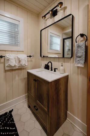 Shower, hair dryer, towels - Smoky Cottage A-Frame at Creekside Hideaway (Gatlinburg)