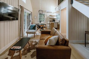 Televisie, een open haard en een kantoor