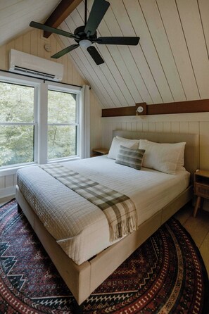 1 bedroom, desk, WiFi, bed sheets - Smoky Cottage A-Frame at Creekside Hideaway (Gatlinburg)