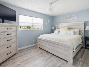 2 bedrooms, iron/ironing board, free WiFi, bed sheets - 2BR waterfront Marco Island condo with pool, WiFi, and heated pool. (Marco Island)