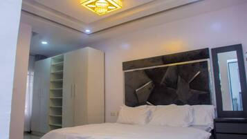 Apartment | 3 bedrooms, iron/ironing board, free WiFi, bed sheets