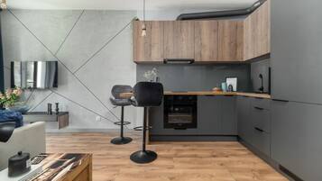 Refrigerador con freezer, horno, placa de cocina, lavavajillas