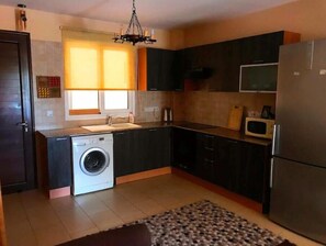 Kühlschrank, Ofen, Herdplatte, Wasserkocher